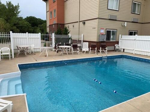 Holiday Inn Express - Wichita North - Park City By Ihg מראה חיצוני תמונה
