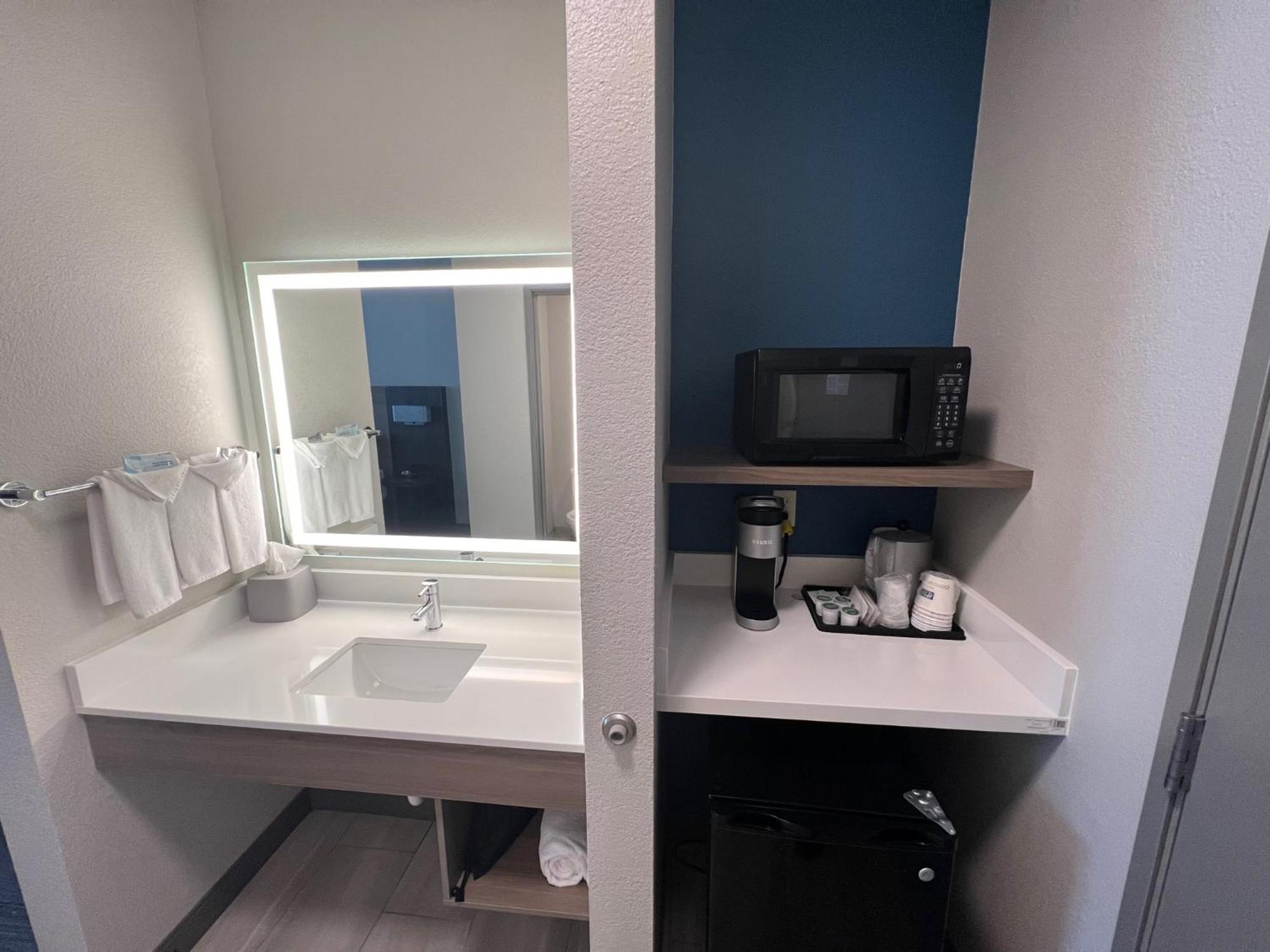 Holiday Inn Express - Wichita North - Park City By Ihg מראה חיצוני תמונה